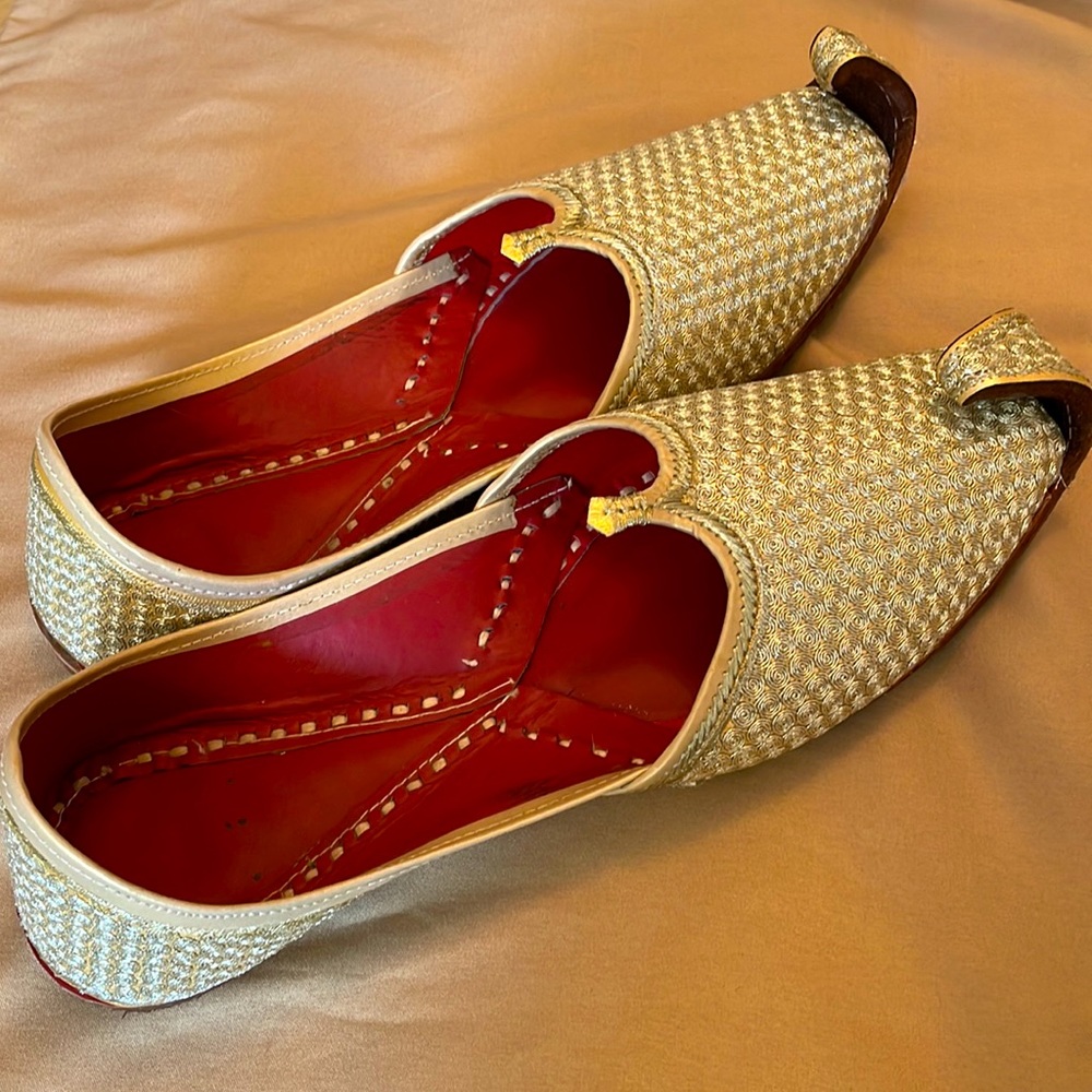 Men’s Shoes. Indian outfit ready! Size: 10.5. Color: Gold. Elegant design.